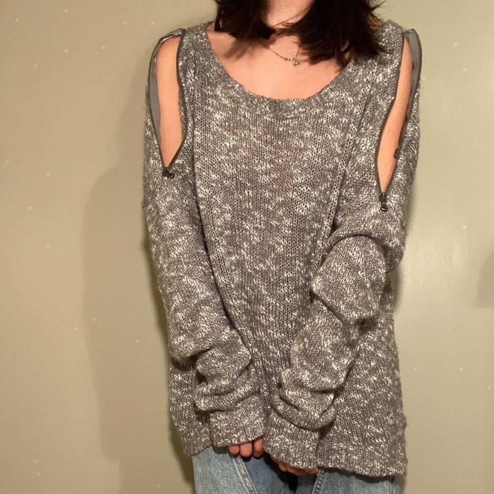 Knitted sweater with zipper off the shoulder